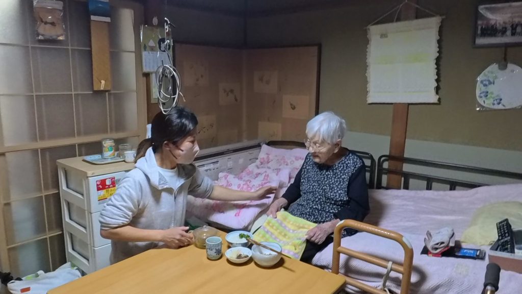 訪問介護の現場でケアバディを使う様子