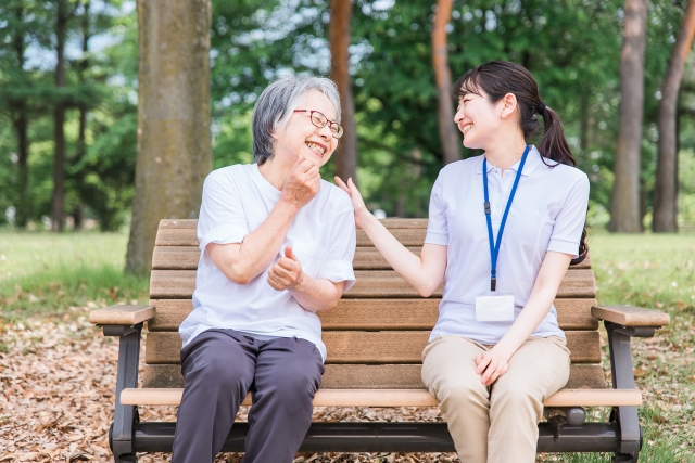 【70歳以上のシニアの話し相手】後期高齢者の親に話し相手がほしいときにおすすめのサービスを徹底解説！訪問介護は利用できる…？