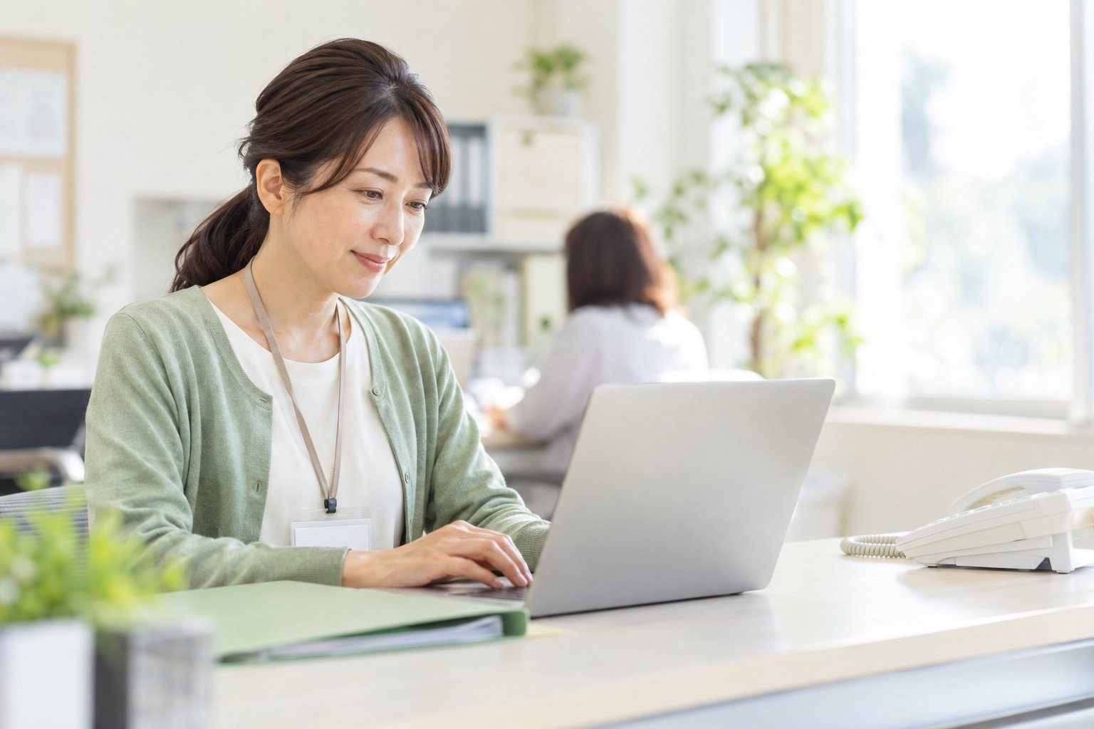 事業所のパソコンで利用者の情報を確認するサービス提供責任者