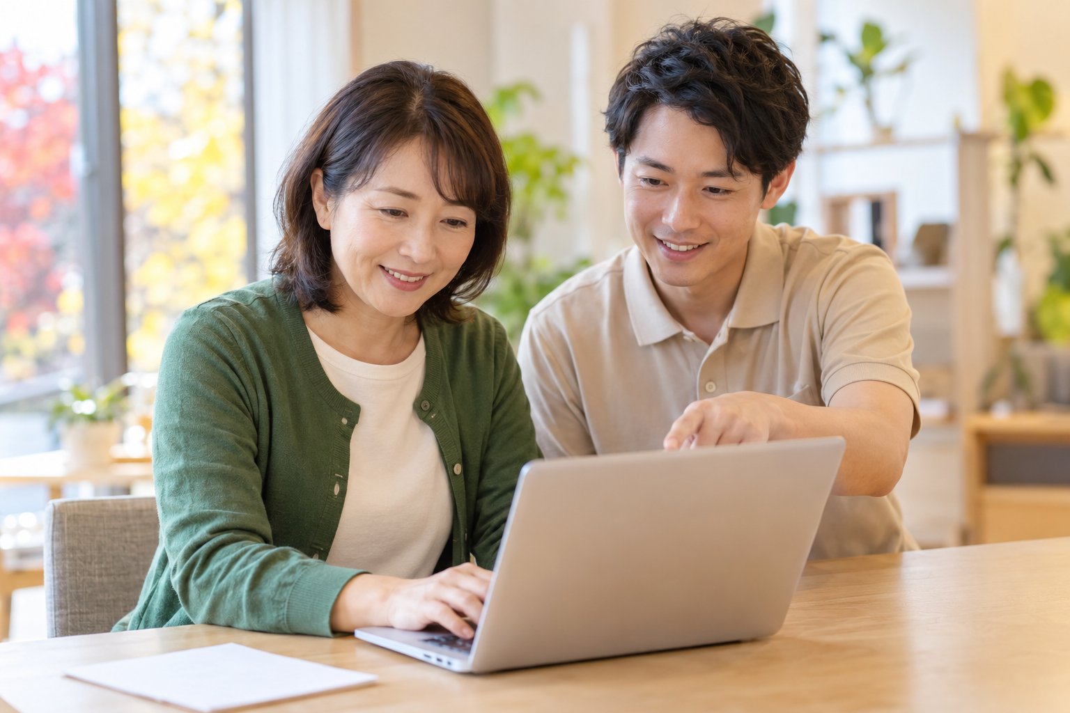 秋のうちに、職員2人で介護WEBサービスへの利用登録を進める様子